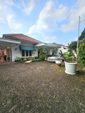 BEST DEAL! NEGO! Rumah Dijual Menteng. Jalan UTAMA! Bangunan Lama