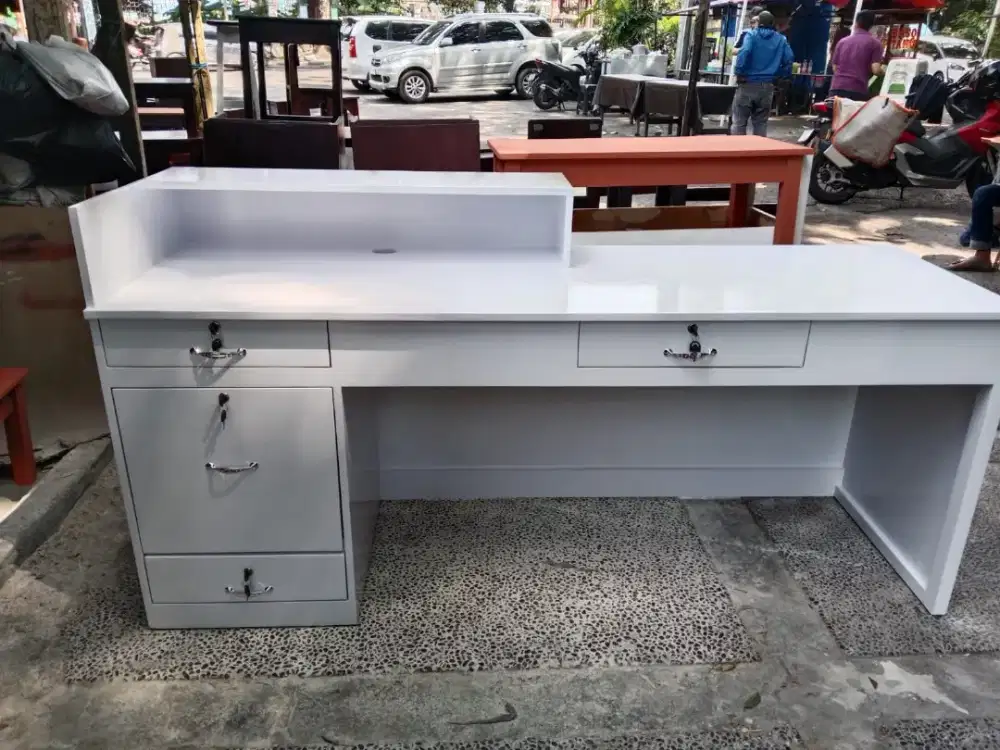 Meja kasir resepsionis