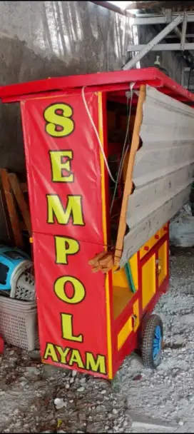 Gerobak bekas jualan sempol