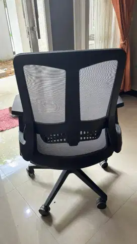 Kursi kantor bekas pemakaian 1 tahun saja