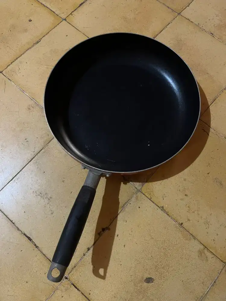 Penggorengan tebal + tutup kaca