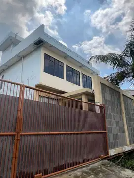 DISEWAKAN! Tempat Usaha Elite Harga Terjangkau di Komplek Pergudangan