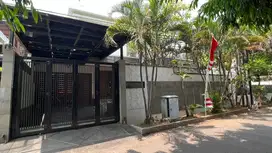 Rumah Mewah Fully Furnished Lokasi Premium 5 Menit ke Senayan City