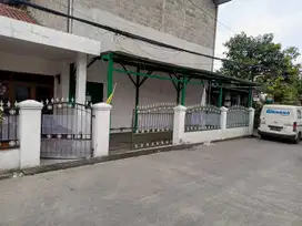 Dijual Rumah + Gor Strategis Dalam Komplek Di Daerah Cisaranten Kulon