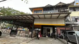Ruko 3 lantai kondisi siap pakai lokasi sangat strategis