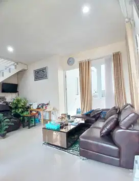 Jual cepat! rumah 2 lantai rapi siap huni di Aracelli 2 Kranggan