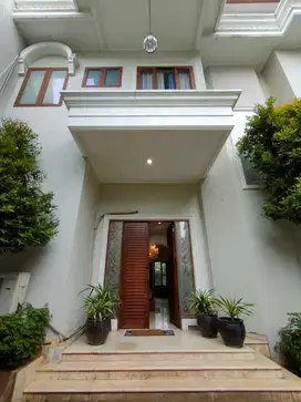 Disewakan Rumah Mewah Strategis Area Expatriate Kemang