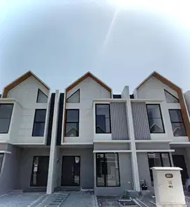 Rumah Eastern Park, dekat Pakuwon City
