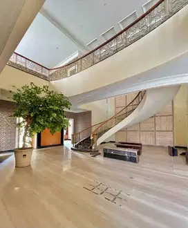 DIJUAL/DISEWAKAN RUMAH KOMERSIAL RAYA DHARMAHUSADA DEKAT GALAXY MALL