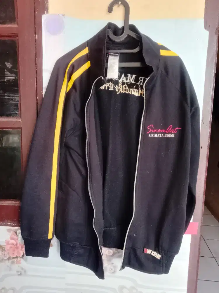 Jaket pria hitam dan abu