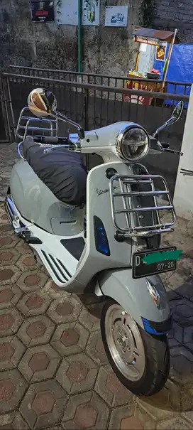 Vespa Picnic Abu Putih Limited Edition