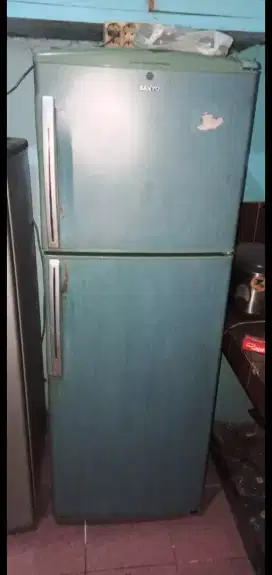 Kulkas 2 Pintu Merk Sanyo.