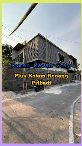 RUMAH MEWAH BARU PLUS KOLAM RENANG DI CLUSTER SUMBER SOLO KOTA