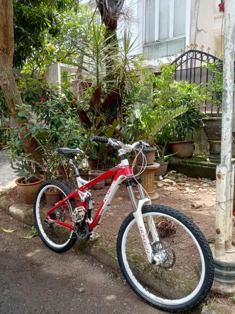 Sepeda gunung full suspensi