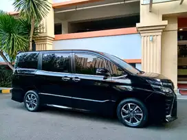 TOYOTA VOXY 2.0 Hitam 2019 AT Mulus Full Original Jarang Pakai