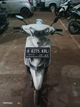 Mio seporty  warna putih hitam