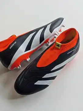 Sepatu Bola Predator League Sock In