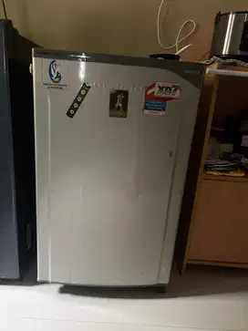 Dijual kulkas 1 pintu , merk Sharp dan Toshiba