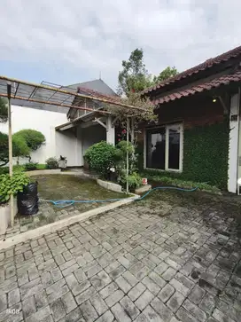 RUMAH KLASIK STRATEGIS DI CIGADUNG DEKAT DAGO AREA SEJUK NYAMAN