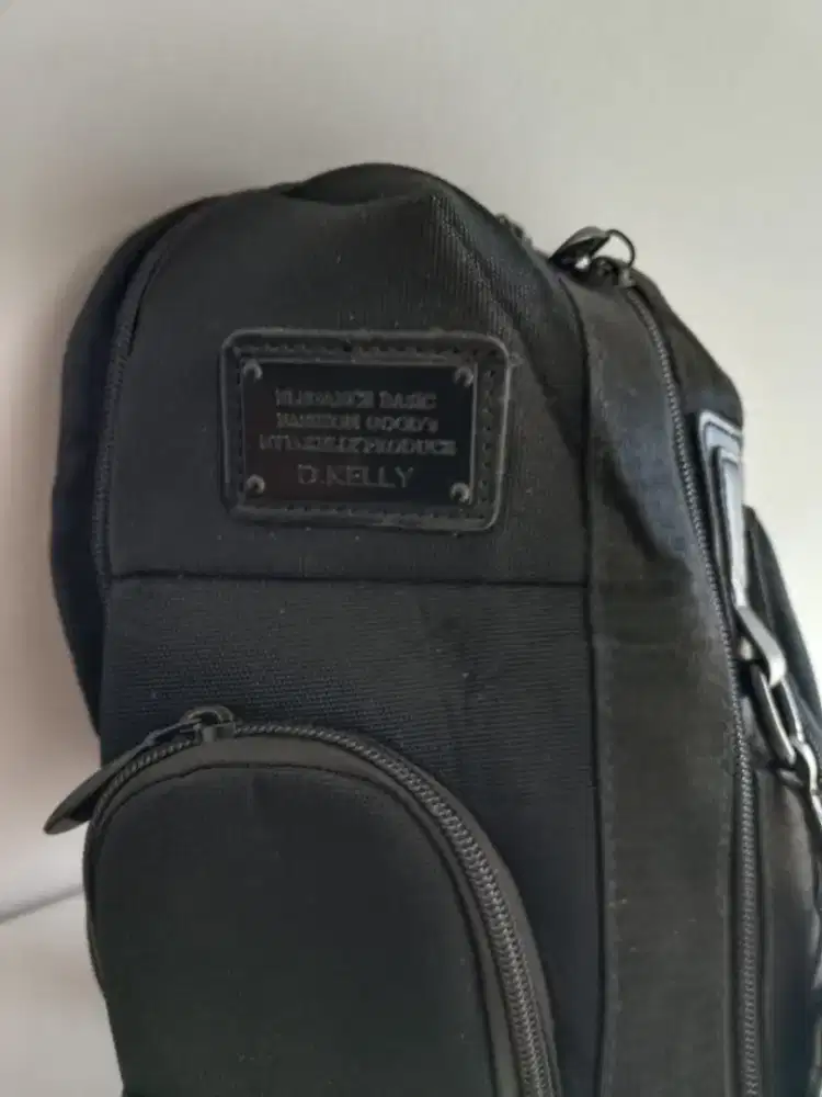 TAS CROSBODY HITAM