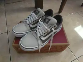 sepatu Vans Ward DX size 7 LIKE NEW