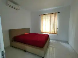 DISEWA RUMAH TAHUNAN 2 LANTAI FURNISHED PREMIUM SENTUL CITY SSR873