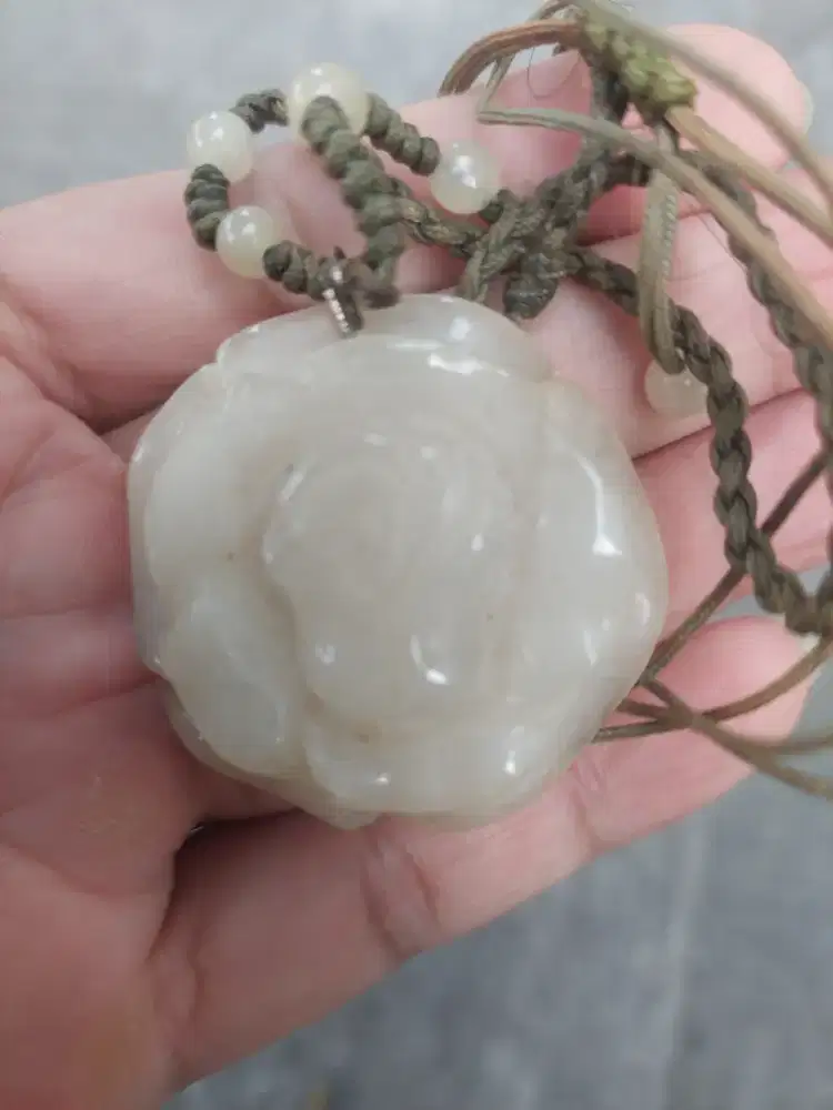 Giok Putih Bentuk Bunga