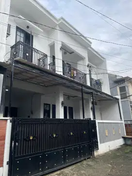 Rumah Secondari Tanah luas Di Dalam cluster Di condet