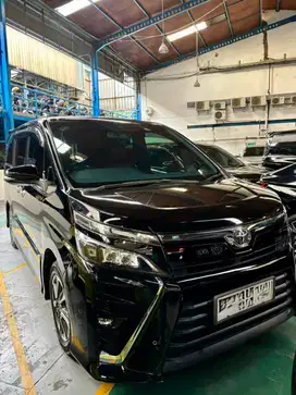 Toyota Voxy 2.0 Bensin-AT 2018 Hitam