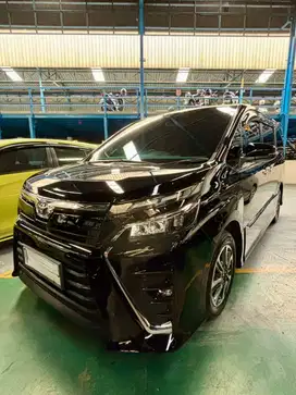 Toyota Voxy 2.0 Bensin-AT 2018 Hitam