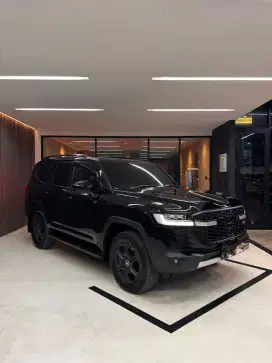 TOYOTA LAND CRUISER 300 GR 4X4 AT 2025 HITAM