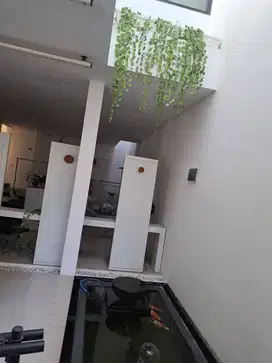 Rumah Usaha Strategis, Manyar Jaya Ready Siap Pakai