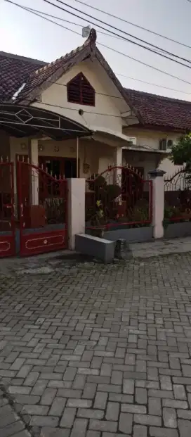 Rumah hunian klasik luas dan lokasi sangat strategis