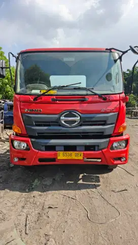 Hino SG 260 TH / Head trailer
