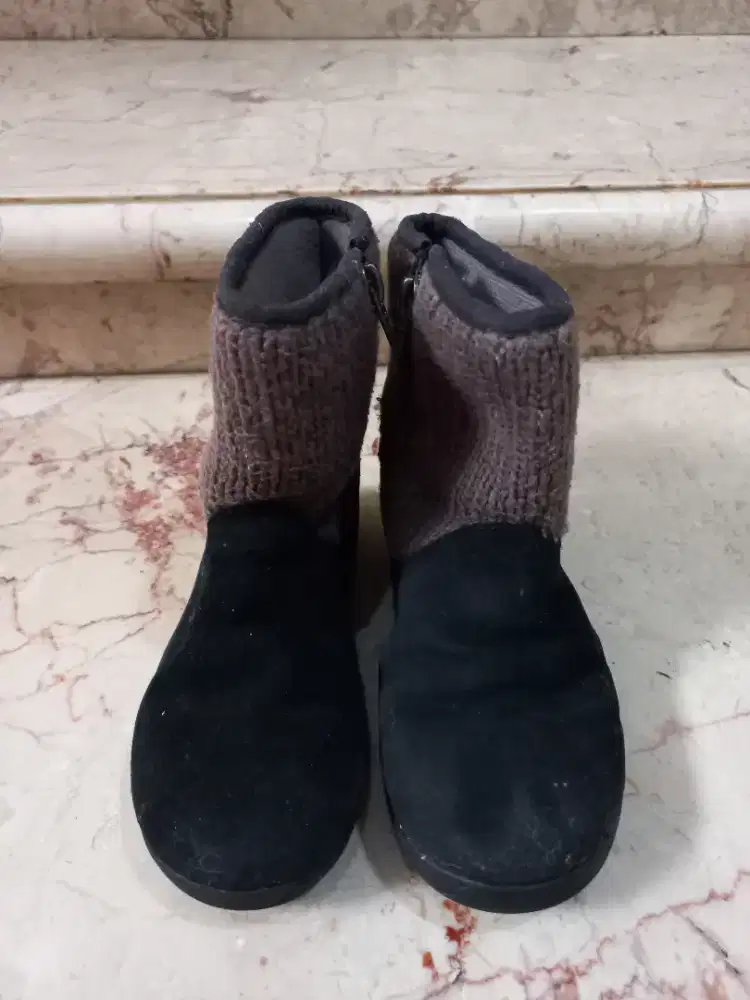 Dijual Cepat Sepatu Anak Merek UGG.