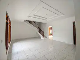 Dijual Rumah 2 Lantai Bisa Untuk Ruang Usaha, Gudang di Mainroad Kopo