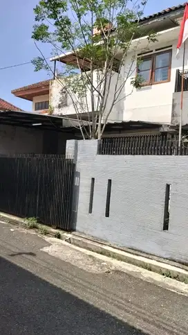 DI SEWAKAN RUMAH LUAS DI LOGAM BUAH BATU BANDUNG