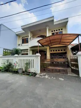 Dijual Rumah dua lantai  di tanjung barat akses strategis