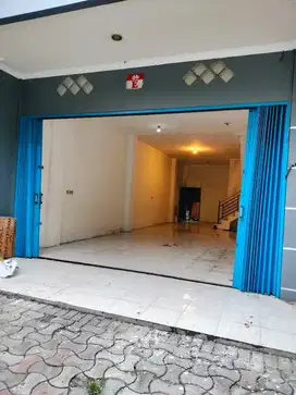 Gudang disewakan strategis pinggir jalan ramai