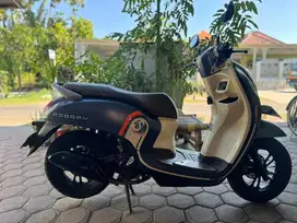 dijual honda scoopy tahun 2021 warna navy cream