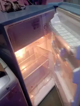 kulkas 1 pintu merek sharp kondisi normal  semua
