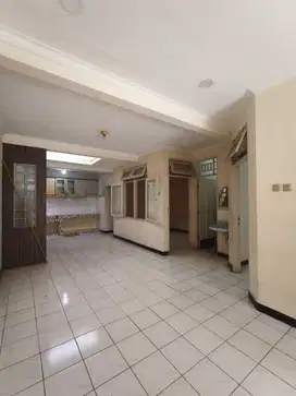 Dijual Rumah Bagus dan Berlokasi Strategis Siap Huni di Taman Modern