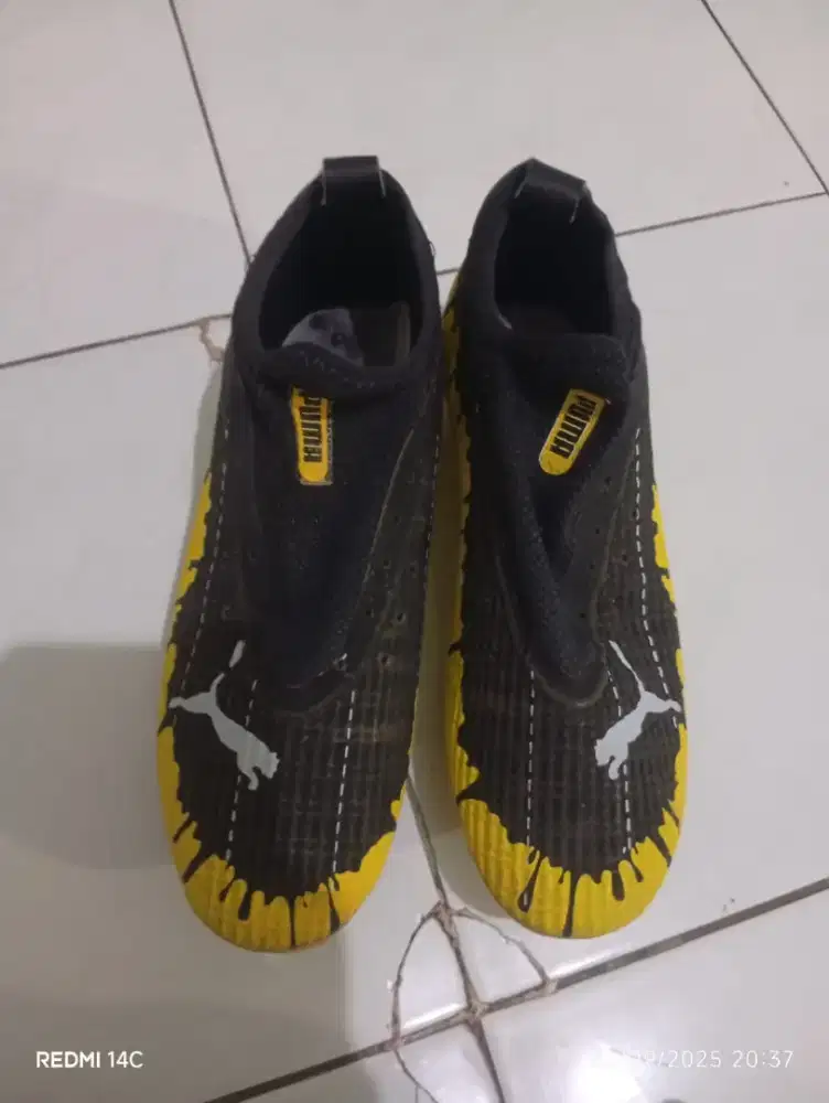 Sepatu bola puma