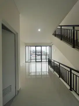 DISEWAKAN RUKO HAMPTON GADING SERPONG 3LANTAI