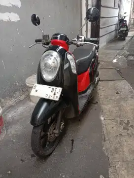Scoopy fi hitam merah