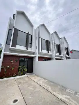 Hidup nyaman keluarga tentram. Rumah besar dikelilingi public sector.