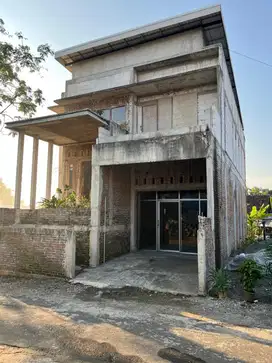 Rumah 2 Lantai Bangunan Baru Karanganyar Solo