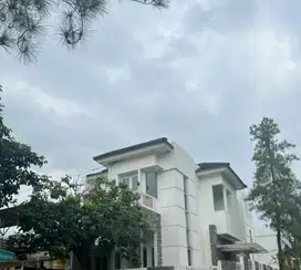 Disewakan Rumah Hoek Strategis Depan Taman Budaya Sentul City