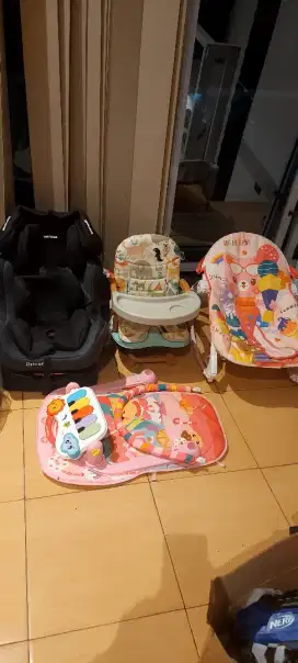Di jual preloved keperluan baby. Di jual langsung 4 item.