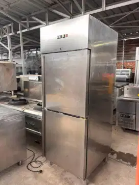 Upright chiller 2 pintu
Merk master cool